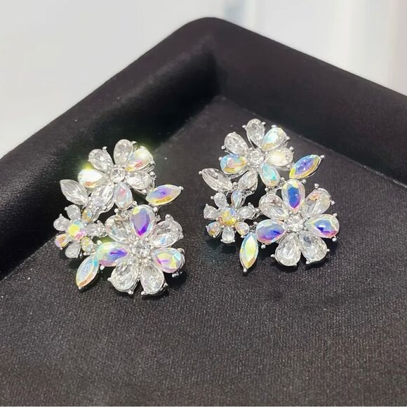 🌸 NEW Elegant Silver Crystal Floral Earrings 🌸 - Picture 2 of 6